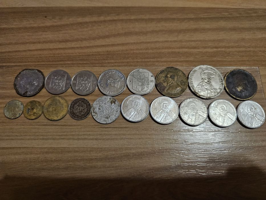 Vând sau schimb 18 Monede Românești și 20 Monede Străine