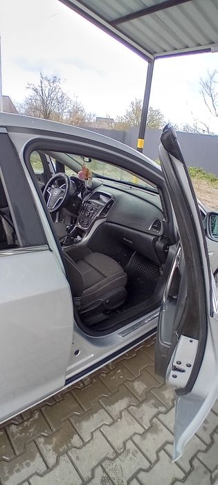 Vând Opel Astra J 2010