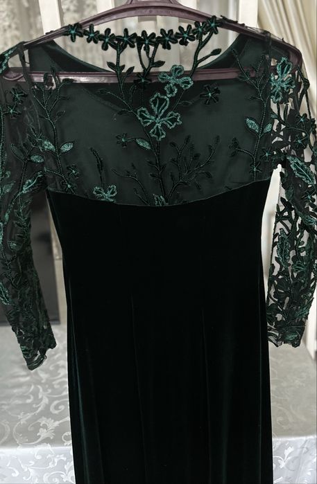 Элегантное велюровое платье