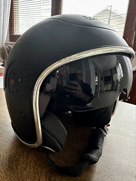 Каска за скутер Vespa.