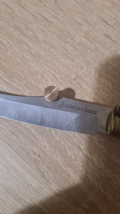 Briceag cutit cu mâner în sidef de scoica