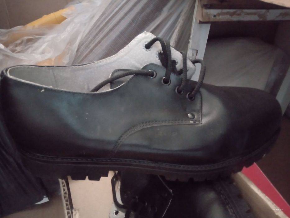 Продавам нови  обувки кубинки и половинки