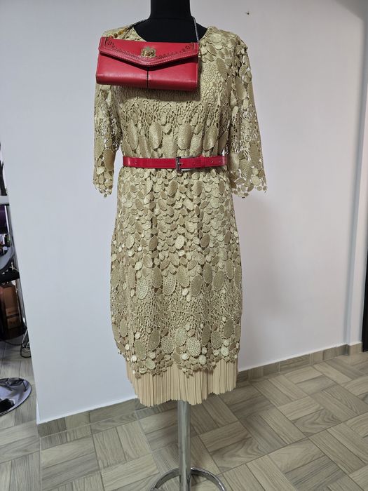 Rochie aurie din dantela croșetata cu pliuri la baza