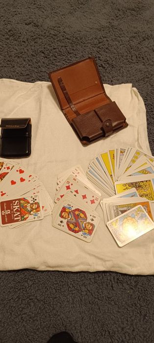 Cărți de joc și de tarot