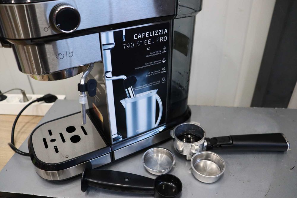 Кафемашина Cecotec Cafelizzia 790Pro, 1350W, 20Bar,разпенител за мляко