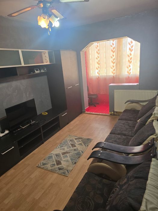 Vând apartament cu 2 camere în Deta zona Târgu Mare etaj 1