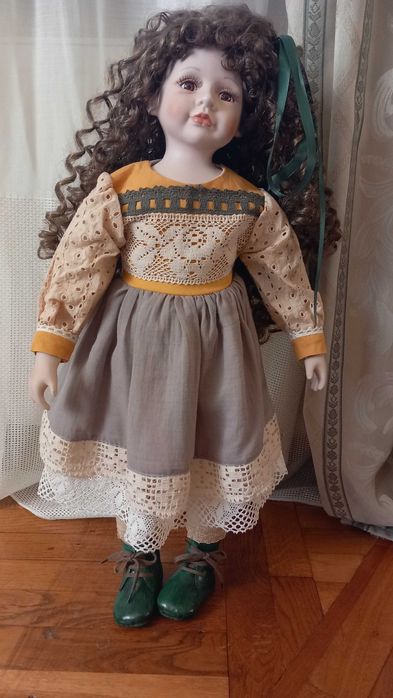 Papusa de colectie din portelan H-65 cm