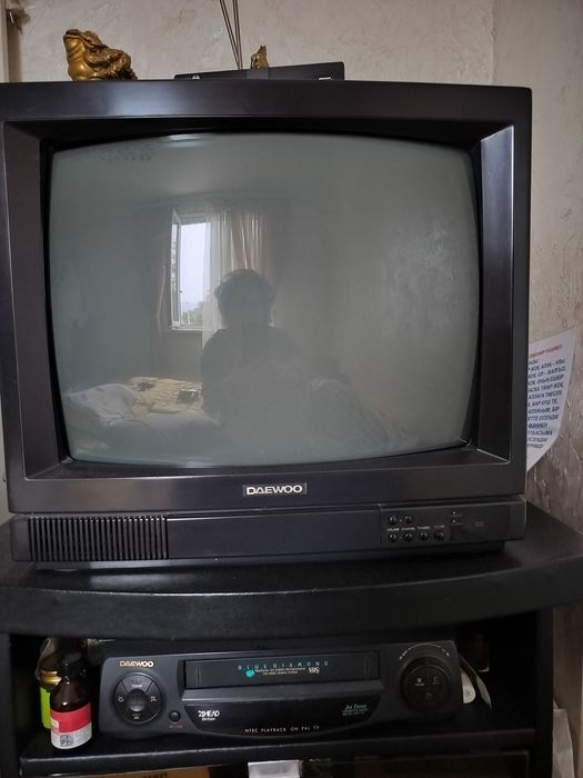 Телевизор Daewoo, видео магнитафон Daewoo, подставка