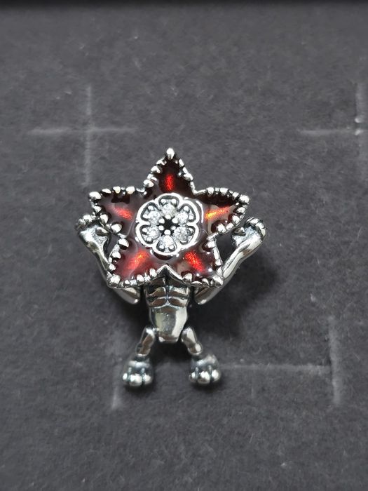 Charm Demogorgon argint - Stranger Things