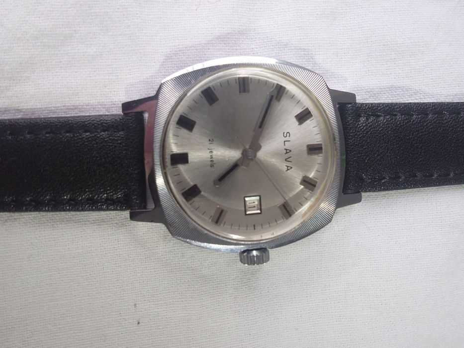 Слава с дата, съветски механичен часовник с ръчно навиване.,