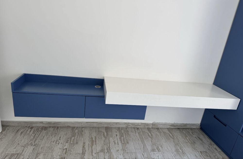 Стенен шкаф / бюрю / тоалетка