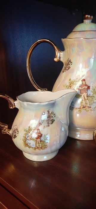 Продаю блюда и чайный сервиз Мадонна -6 персон перламутровый