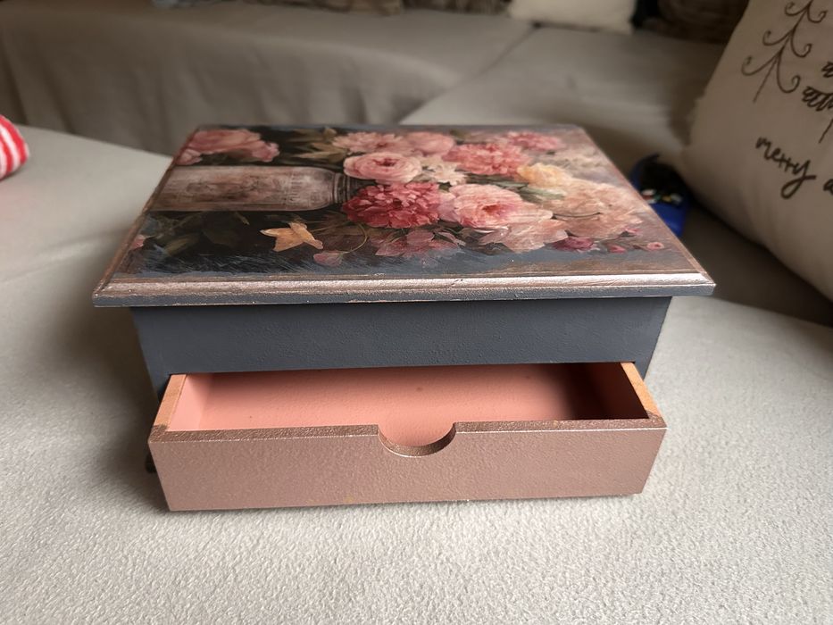 Ръчва декорирана кутия за съхранение