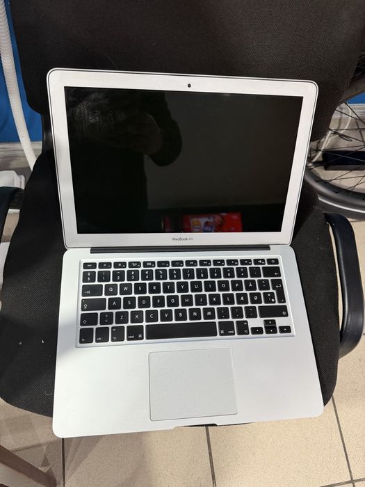 Vand macbook air 13 2015 i5 4gb ram ssd 256gb