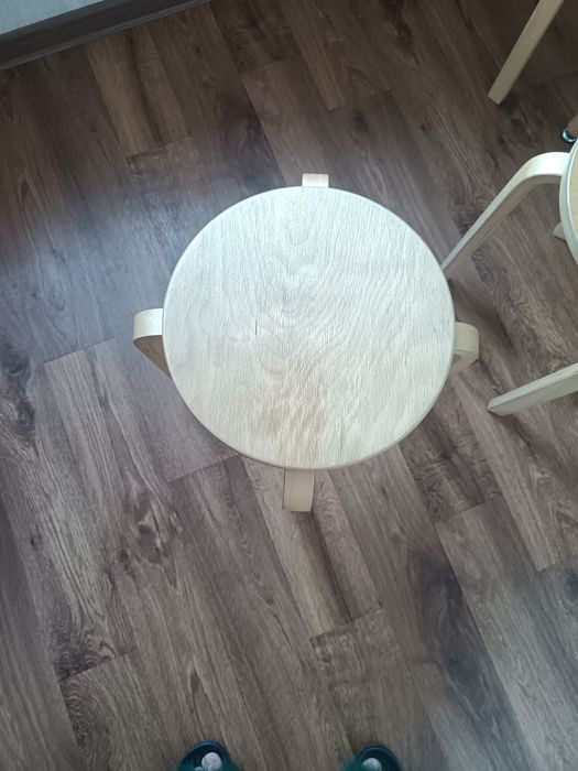 Продам стол и табуретки