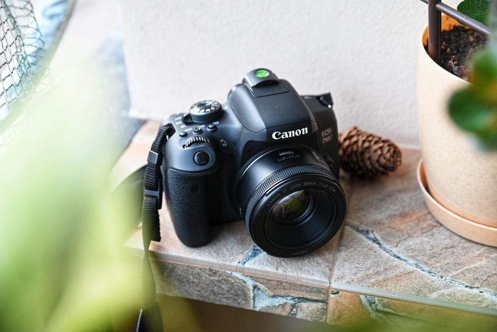 DSLR фотоапарат Canon 750d + EF-S 18-135mm f/3.5-5.6 IS STM+светкавица