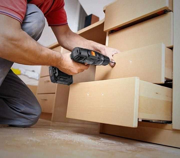 Handyman. Mesterul casei. Instalator. Electrician 
Electrician. Repar