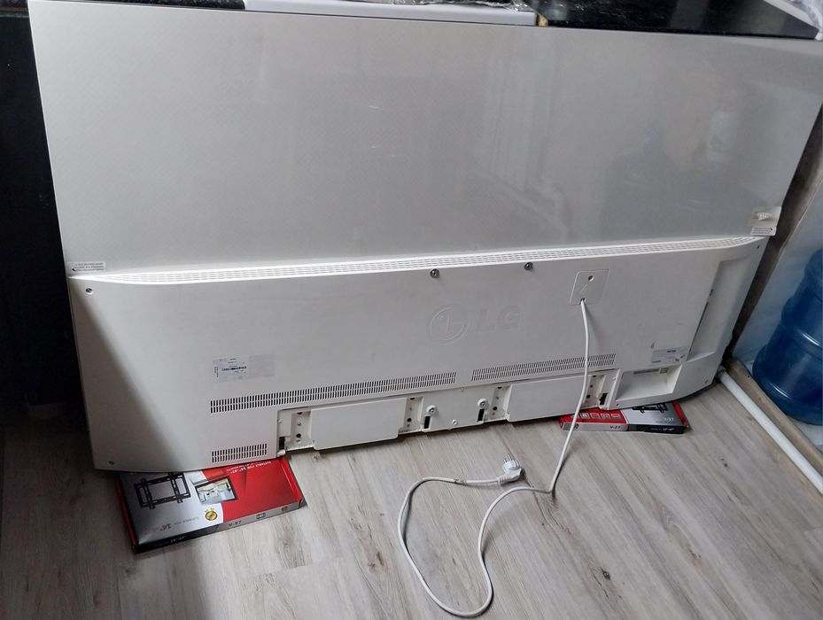 Большой 4К смарт телевизор LG OLED 140см.