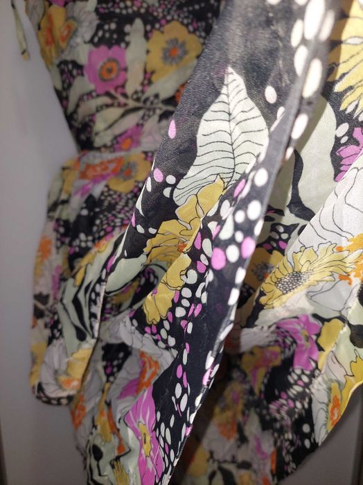 Rochie de vară din voal imprimeu floral, volănașe si fundite la umeri