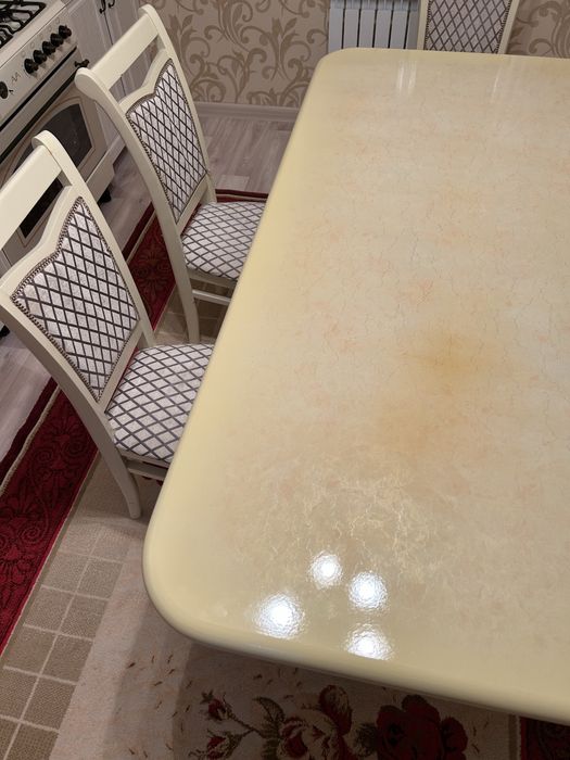 Кухонный стол из дерева