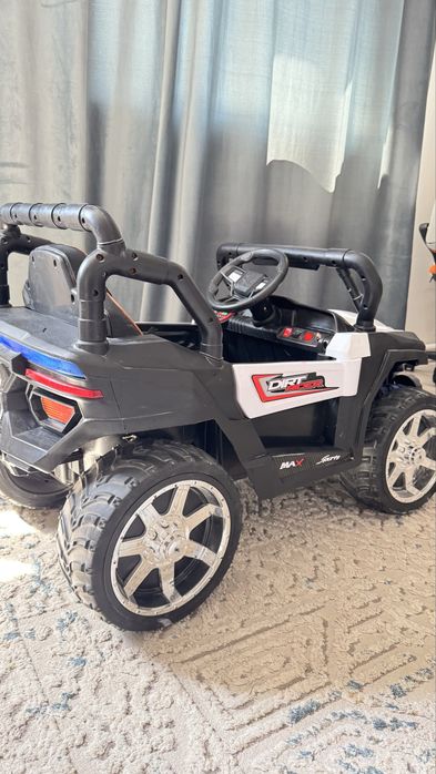 Машина детская в отличном состоянии