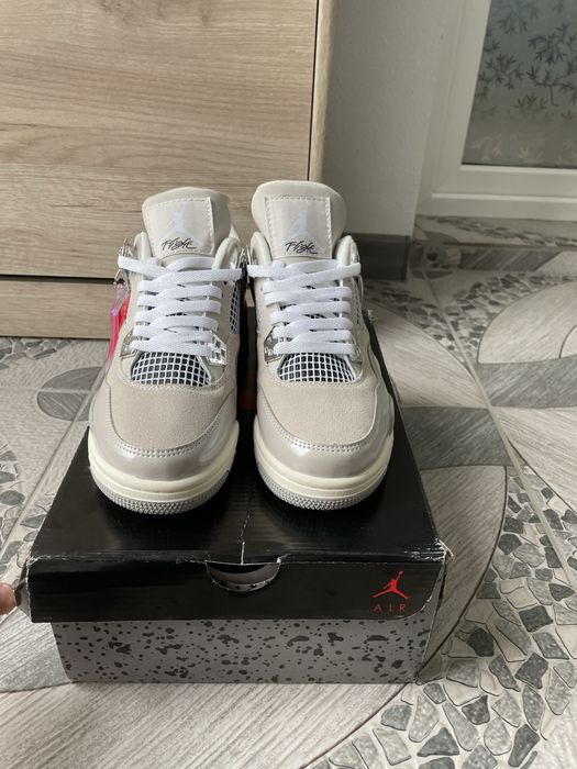 Jordan 4 frozen Moments