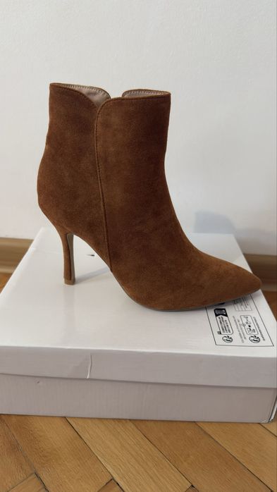 Нови обувки с ток