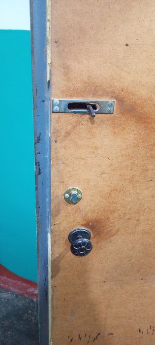 Дверь металлическая.