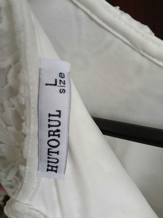 Бяла дантелена рокля