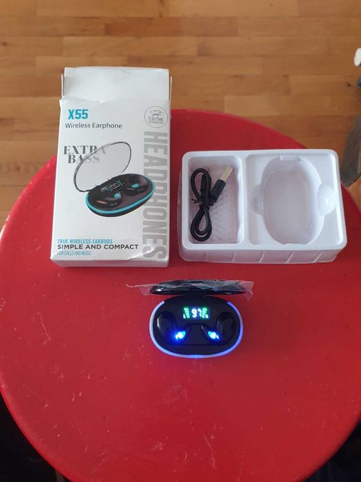 Блутут слушалки, черни с кабел за зареждане.