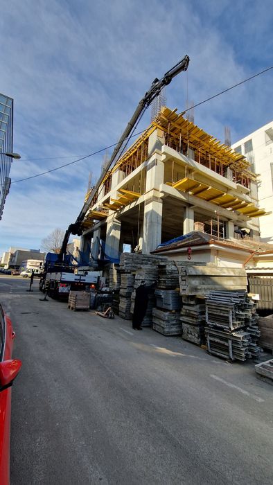 Închirierea camion cu macara braț 33 M