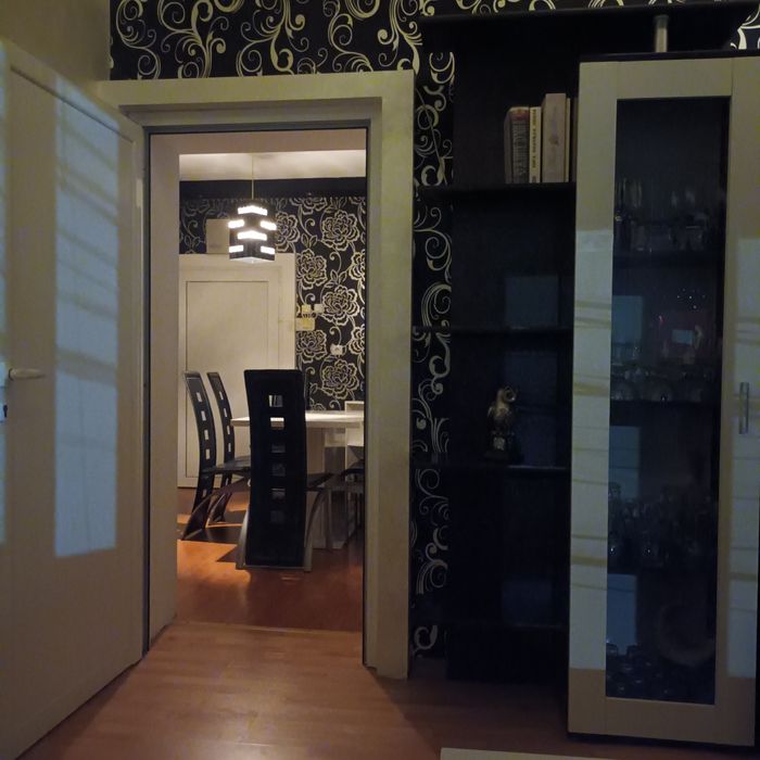 Продавам шест броя трапезни столове много запазени!