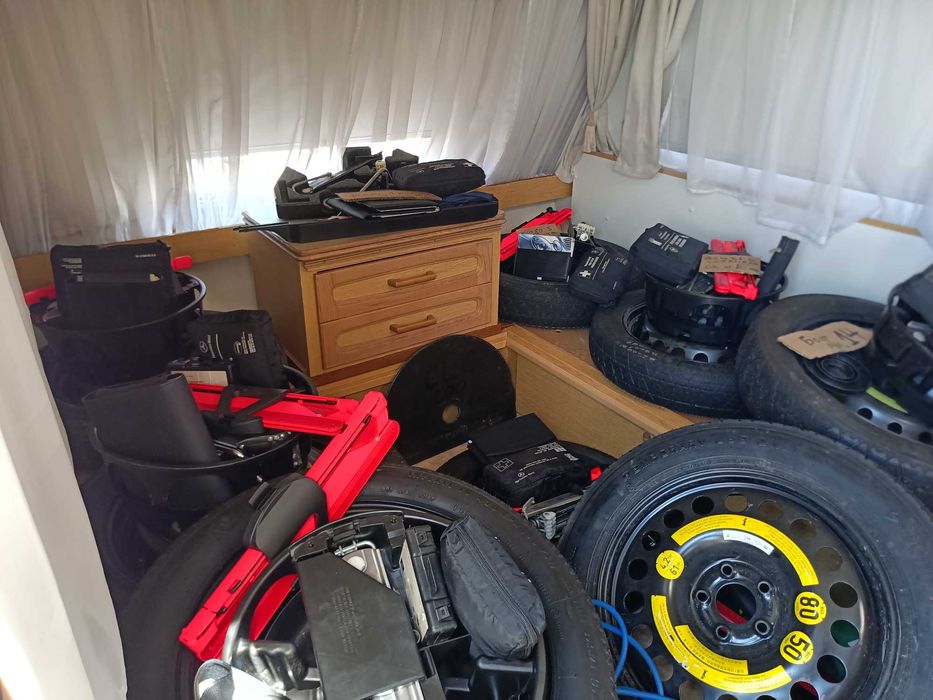 Патерици в комплект с останалите аксесоари за Мерцедес