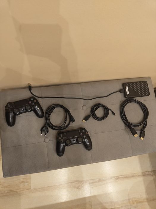 Продавам ps4 с външна памет,2джойстика,7игри