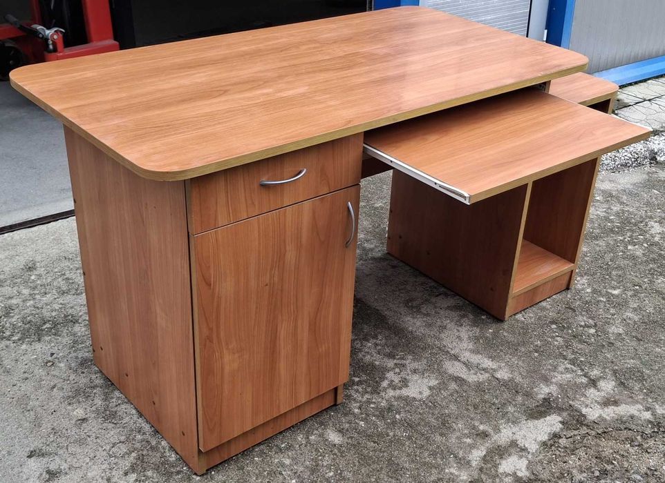 Бюро за компютър и ъглово бюро