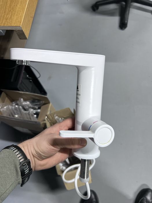 Robinet instant de apa calda.