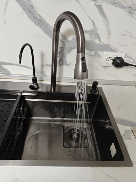 Продам кухонную мойку