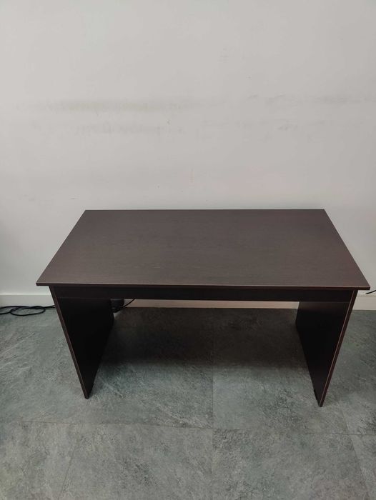 Стол офисный, без ящиков.