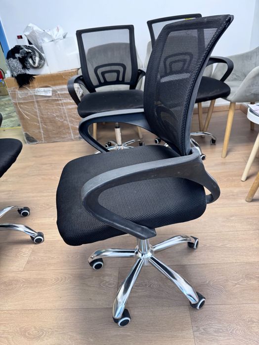 Scaun negru de birou