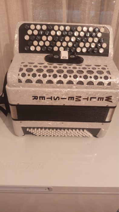 Продам баян музыкальный инструмент