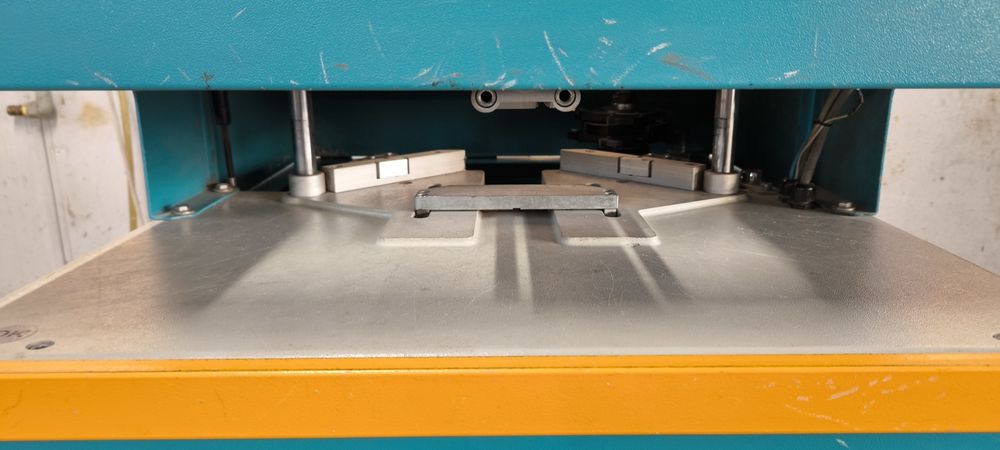 Ъглопочистваща машина за PVC Yilmaz