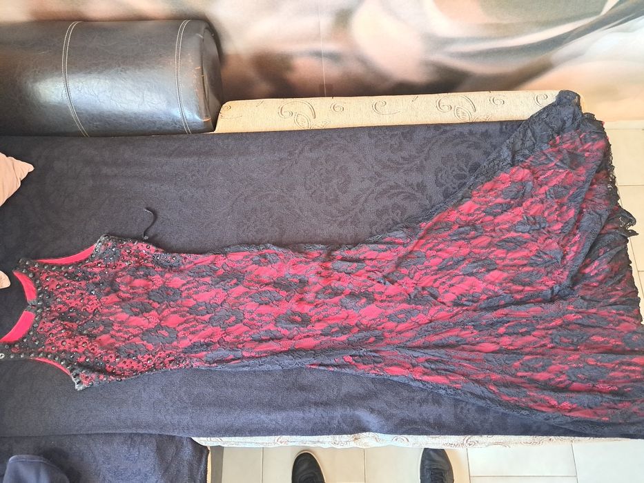 Официална рокля чарвена с камънии.