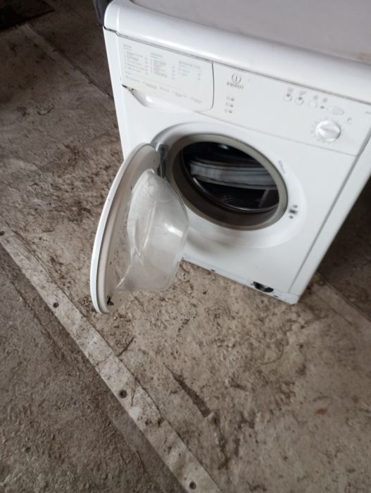 Продам стиральную машину Индезит на запчасти