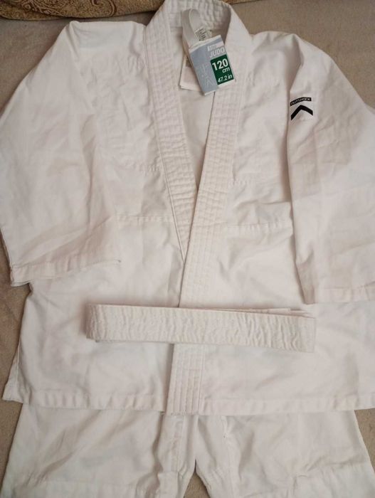 Продавам детско кимоно 120 см