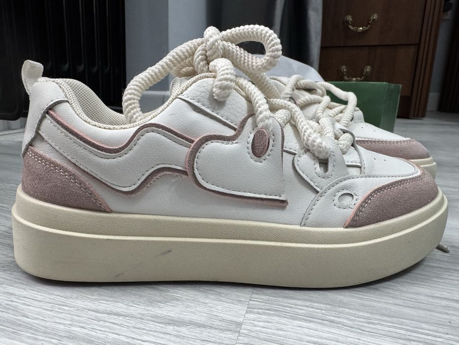 Продаются женские Кроссовки