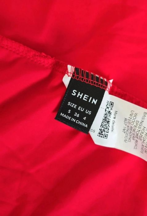 Rochie lunga de ocazie, rosie, cu tulle pe umăr si trena