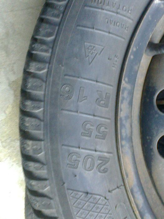Продавам почти нови зимни гуми на стоманени джанти