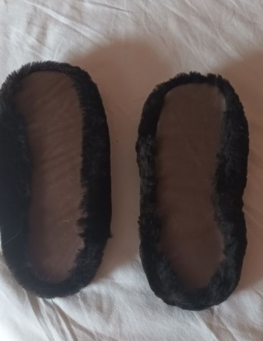 papuci de casa din piele bej si negrii