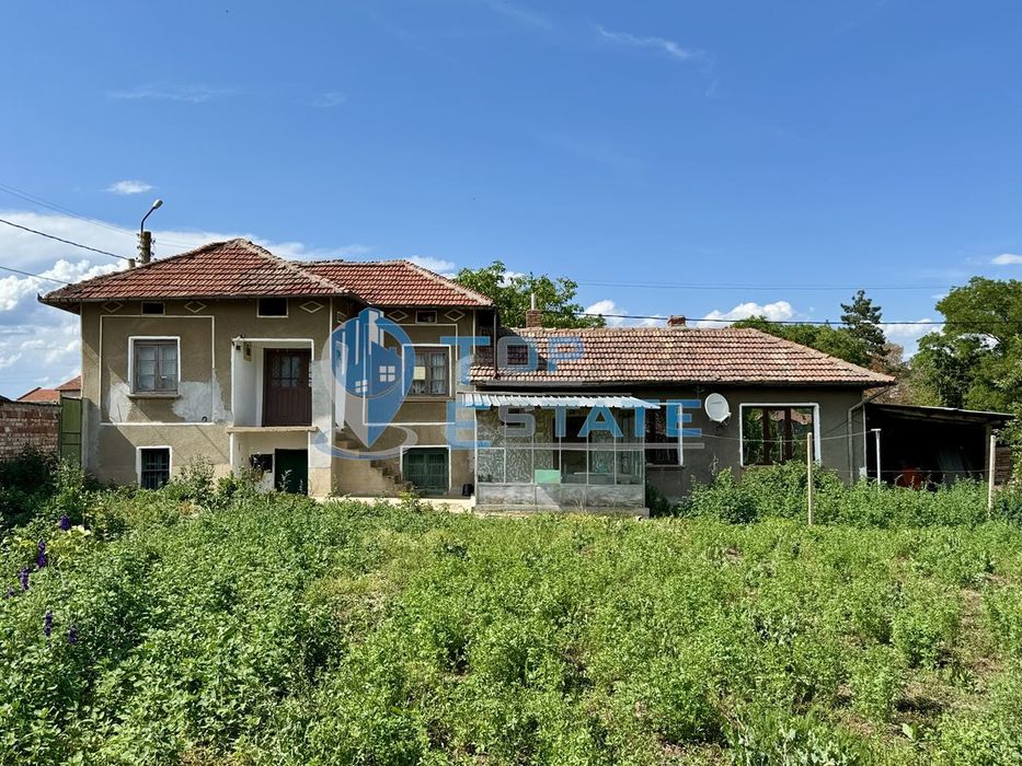 Тухлена къща с голям двор в село Недан, област Велико Търново