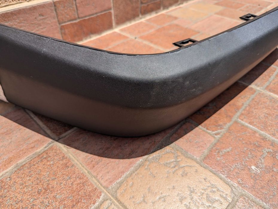 Лайсна Предна Броня Мерцедес 124 Mercedes w124 Нова Черна Буферна